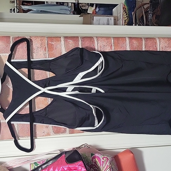 Yonique 3 pcs swim set. Tank, shorts, sport bra swim top. Size XXL black & white - Picture 4 of 7